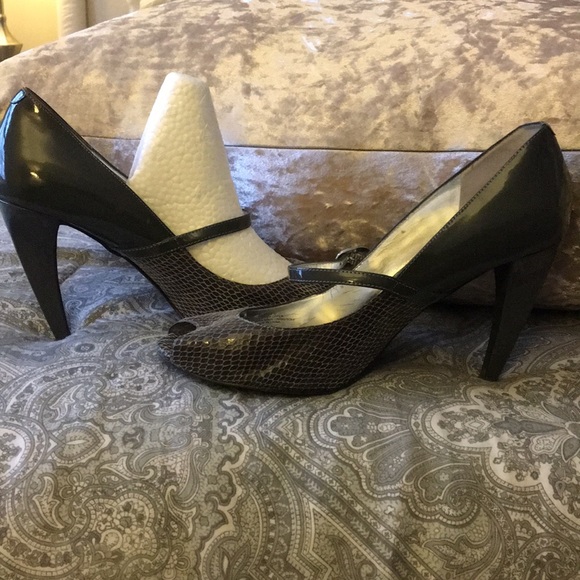 BCBG Grey Leather Snakeskin Pump - Picture 3 of 6